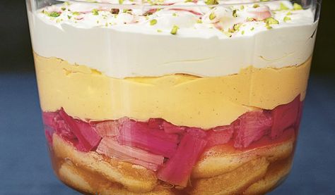 Rhubarb Trifle, Custard Trifle, Rhubarb Cake Recipes, Rhubarb Juice, Rhubarb Syrup, Winter Dessert, Homemade Custard, Trifle Dish, Rhubarb Cake