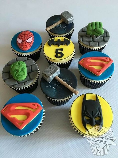 Marvel Themed Cupcakes, Super Hero Cupcakes For Boys, Avengers Cupcakes Ideas, Superhero Birthday Cupcakes, Marvel Cupcake Ideas, Cupcakes Avengers, Super Hero Cupcakes, Marvel Cupcakes, Avengers Cupcakes