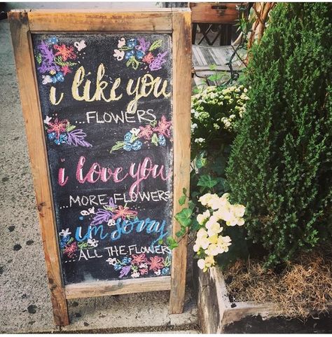 Fresh Flower Sign, Unique Flower Shop Ideas, Flower Shop Chalkboard Ideas, Flower Shop Signs Ideas, Florist Signage, Flower Stand Sign, Farmers Market Flower Display, Dahlia Growing, Flower Shop Sign