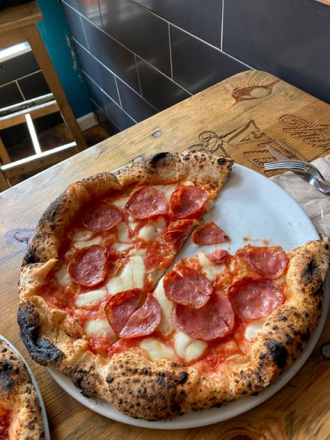 Tomato base, finest Napoli salami & mozzarella 2023 Lifestyle, Pizza Salami, Vegan Options, Pepperoni Pizza, Mozzarella, Pizza, Lifestyle, Quick Saves, Pizzas