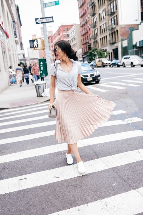 Outfit With Pleated Skirt, Midi Pleated Skirt, Pleaded Skirt, Pleated Skirt Outfit, Pink Pleated Skirt, Fashion Romantic, Sunglasses White, Sneakers Street Style, White Leather Sneakers