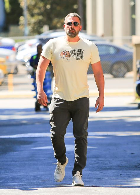 Plus Men Outfits, Burly Men, Ben Affleck Batman, Handsome Older Men, Leo Dicaprio, Ben Affleck, Men Street, New Photos, Male Body