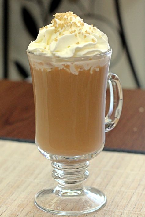 The Irish Coffee is a classic cocktail featuring coffee and Irish whiskey, and optional Irish cream. It's usually served with the Irish cream, but the version without Irish cream is surprisingly good. Baileys Recipes Drinks, Irish Cream Drinks, Baileys Drinks, Cream Drinks, Irish Coffee Recipe, Irish Cream Coffee, Baileys Coffee, Drink Recipies, Baileys Recipes