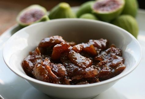 Fig Onion Relish Fig Chutney, Tomato Chutney Recipe, Toasted Baguette, Crystallized Ginger, Ginger Chutney, Onion Jam, Fig Recipes, Onion Relish, Chutney Recipe