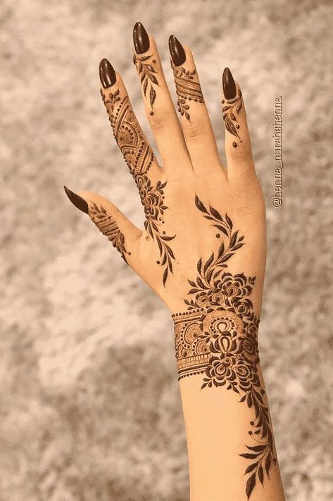 Henna Tattoo Designs Hand Mehndi Indian Weddings, Cute Mehndi Designs Back Hand, Henna Long Design, Elegant Mehndi Designs Back Hand, Henna Disgn, Full Henna Designs, New Henna Designs Unique, Arabian Henna Designs, Eid Henna Designs Arabic