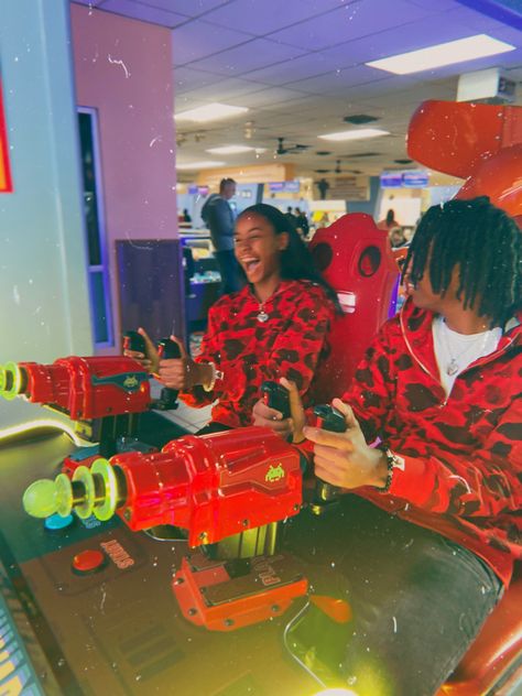 Arcade With Boyfriend, Arcade Couple, Couples Arcade, Couple Arcade Pics, Couple At Arcade, Arcade Pictures, Arcade Date Black Couple, Arcade Pics, Date Pictures