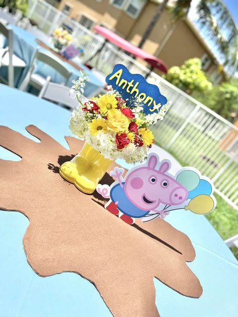 George Pig Party Ideas, Pig Themed Birthday Party Decoration, Peppa Pig Centerpiece Ideas, First Birthday Pig Theme, George Pig Party Decoration, Peppa Pig Table Decoration, Peppa Pig Birthday Table Decor, Peppa Pig Centerpiece, Bday Party Boy