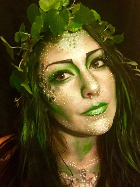 33 Magical Fairy Makeup Ideas That Are Out Of This World 31 Mother Nature Halloween, Nature Elf, Fairy Halloween Makeup, Nature Costume, Mother Nature Costume, Fantasy Make-up, Spring Halloween, Fairy Halloween, Wood Nymphs