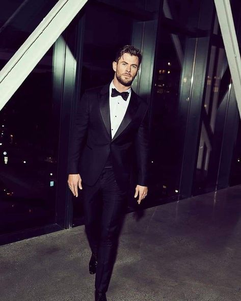 Robert Jr, Hemsworth Brothers, Chris Hemsworth Thor, Australian Actors, Sharp Dressed Man, Romantic Movies, Tom Hardy, Dream Guy, Chris Hemsworth