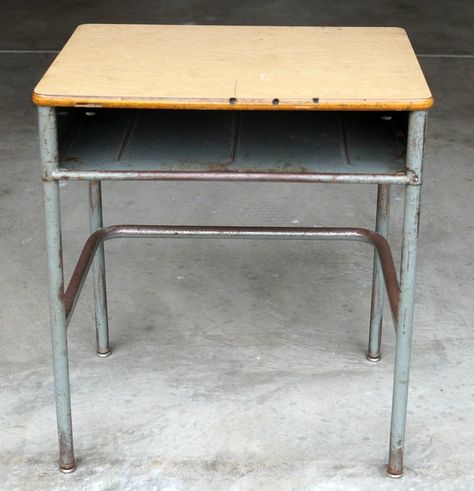 A woman finds this old desk at Goodwill—look at how amazing it is now! School Desk Makeover, Old School Desk, Old School Desks, Vintage School Desk, Mothers Gifts, Welded Furniture, Furniture Redos, Woodworking School, Furniture Flip