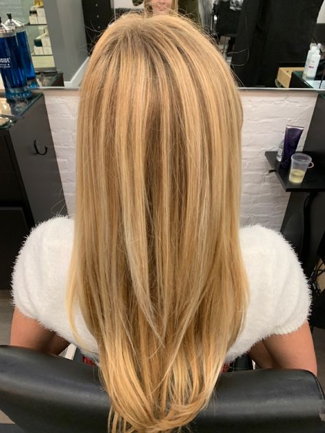 Yellow Blonde Hair Highlights, Highlights On Yellow Blonde Hair, 90s Blonde Balayage, Yellow Blonde Balayage, Yellow Blonde Highlights, Golden Blonde Hair With Dark Roots, Revenge Hair, Blonde 2024, Hair Balayage Highlights