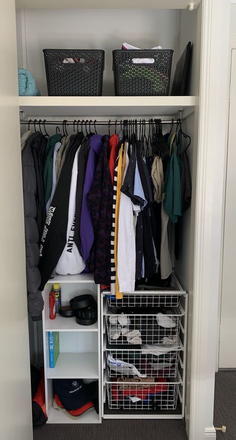 Small Wardrobe Organisation, Dorm Shoe Storage, Wardrobe Hanger, Guy Dorm, Guy Dorm Rooms, Dorm Room Layouts, Uni Dorm, Dorm Closet, Closet Organisation