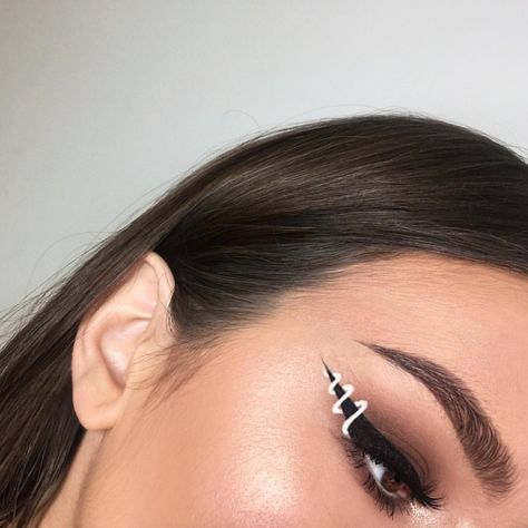 Halloween Party Makeup, Fierce Makeup, Halloween Make-up Looks, Makeup Creative, White Eyeliner, Makeup Eye Looks, Creative Eye Makeup, Halloween Makeup Looks, Eyeliner Looks