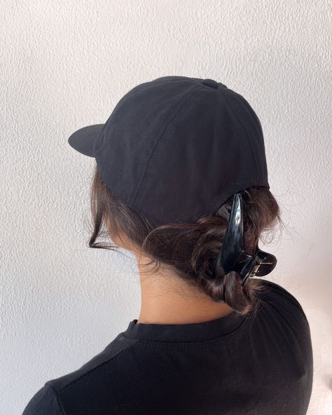 girl with black vestalis basic cap and hair clip Claw Clip Hairstyle, Clip Hairstyle, Clip Hairstyles, August 21, Claw Clip, Baseball Hat, Fall 2024, Instagram A, Baseball Hats