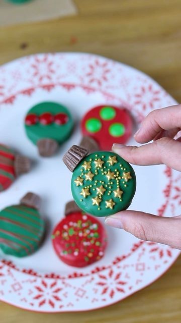 Dipped Oreos Christmas, Chocolate Covered Oreos Christmas, Christmas Oreos, Christmas Dip, Christmas Bark, Treats To Make, Chocolate Dipped Oreos, Covered Oreos, Ornament Cookies