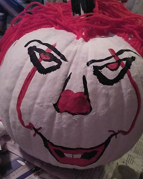 Penny Wise Pumpkin, Cartoon Pennywise, Painted Pumpkin, Scary Halloween Costumes, Painted Pumpkins, Piece Of Me, Scary Halloween, Pumpkin Carving, Halloween Wreath