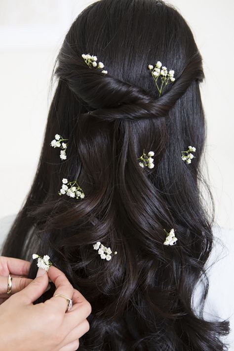 Love this look! Spring Hairstyles, Different Hairstyles, Everyday Hairstyles, Beauty Tutorials, Brunette Hair, Flower Fashion, Down Hairstyles, Prom Hair, Flowers In Hair