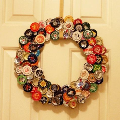 Beer Wreath, Beer Cap Decor, Beer Cap Crafts Diy, Beer Bottle Cap Art, Recycle Bottle, Beer Bottle Cap Crafts, Beer Crafts, Diy Bottle Cap Crafts, Recycle Bottle Caps