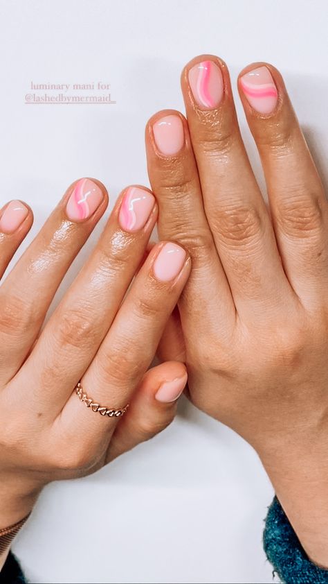 Classic Shellac Nails, Business Nails Professional Summer, Subtle Pink Nail Designs, New Mom Manicure Nail Ideas, Summer Holiday Short Nails, Summer Nails Subtle, Short Neutral Summer Nails, Simple May Nails, Pink Negative Space Nails