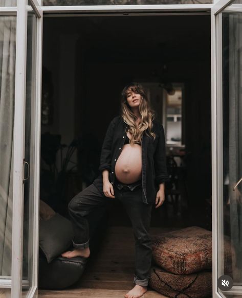 Alt Maternity Photos, Grunge Maternity Outfits, Edgy Maternity Shoot, Punk Maternity, Mommy Life, Maternity Photoshoot, Goth Outfits, Pregnancy Shoot, Baby Bump