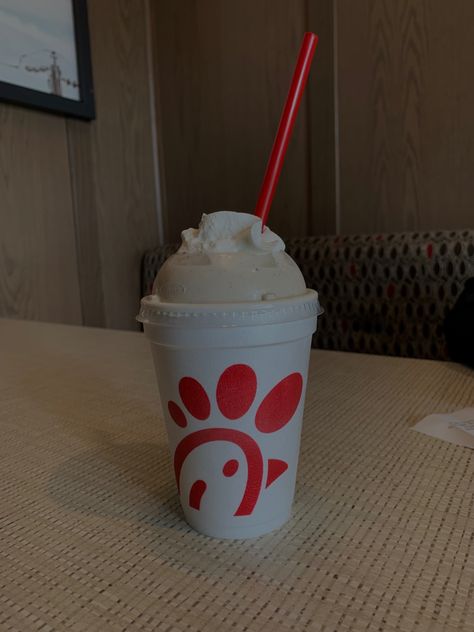 Chick fil a milkshake food aesthetic Instagram Chickfila Milkshake, Chick Fil A Milkshake, Chickfila Sauce, Cookies And Cream Milkshake, Skin Foods, Elliana Walmsley, Active Girl, School Breakfast, Drink Alcohol