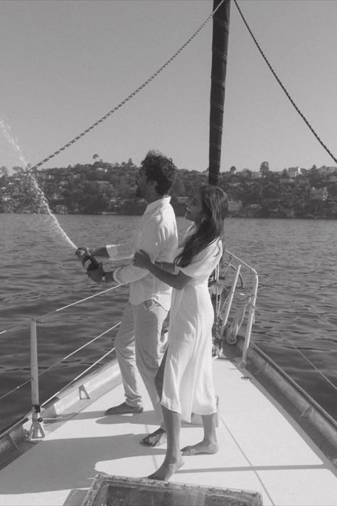 Sailboat Engagement Pictures, Sailboat Elopement, Boat Engagement Photos, Boat Engagement, Sailboat Engagement, Sailboat Wedding, Boat Photoshoot, Make Outfits, Yacht Wedding