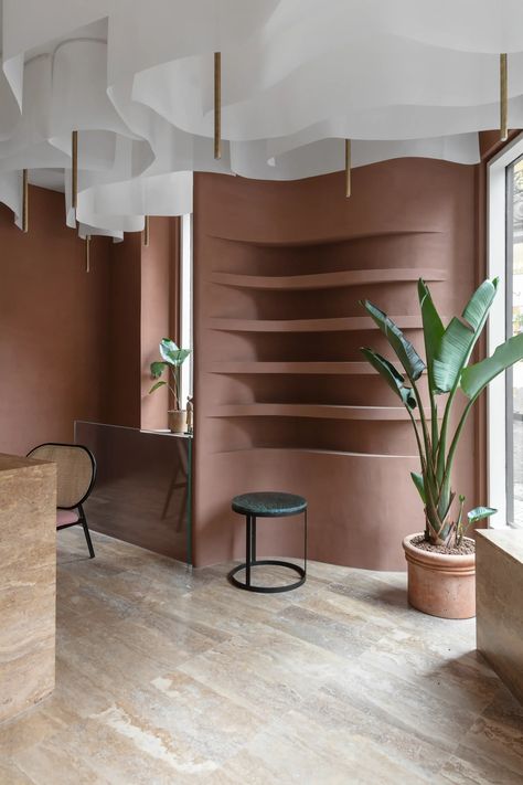 Matteo Brioni's reinforced fine-grained clay plaster TerraVista Plus Smooth Cammeo (cameo color) applied on walls in the Profumo shop in Naples, project by Primo Atelier, photo by Carlo Oriente #clayfinishingplaster #claynaturalfinishing #naturalclayplaster #naturalclaywallfinishing #naturalclaywallplaster #naturalfinishingplaster #naturalplasterwallfinishes #naturalwallplaster #rawearth #sustainablearchitecture #CarloOriente #MatteoBrioni #TerraVistaPlus #cameo #Naples #PrimoAtelier #perfumery Estilo Kitsch, Concrete Effect Paint, Clay Plaster, Clinic Design, Salon Interior Design, Bespoke Interiors, Retail Interior, Store Design Interior, Retail Store Design