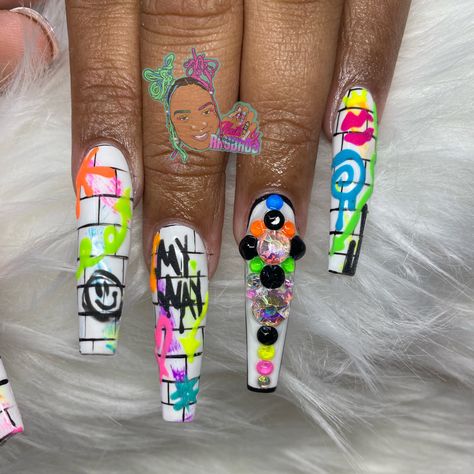 #nailart #dopenails #coolnails #litnails #firenails #graffitinails Graffiti Art Nails, Graffiti Nail Art Design, 80s Theme Nails, Graffiti Heart Nails, Graffiti Nails Acrylic, School Themed Nails, Grafitti Nails, Trap Nails, Graffiti Nail Art