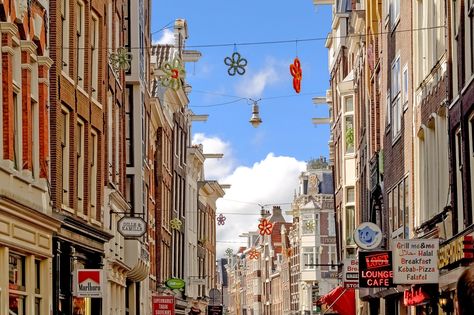 Amsterdam Shopping Street, Amsterdam Shopping, All Inclusive Trips, Shop Facade, Europe Holidays, Heart Of Europe, Netherlands Travel, Amsterdam Travel, Beautiful Park