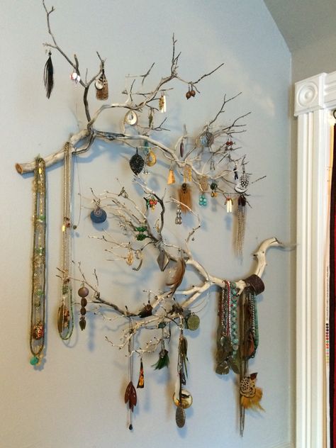 Creative Ways To Hang Jewelry, Earing Organiser, Earring Storage Diy, Branch Jewelry Holder, Room Decor Bedroom Diy, Natural Jewelry Display, Jewelry Wall Display, Tree Jewelry Holder, Jewelry Storage Diy