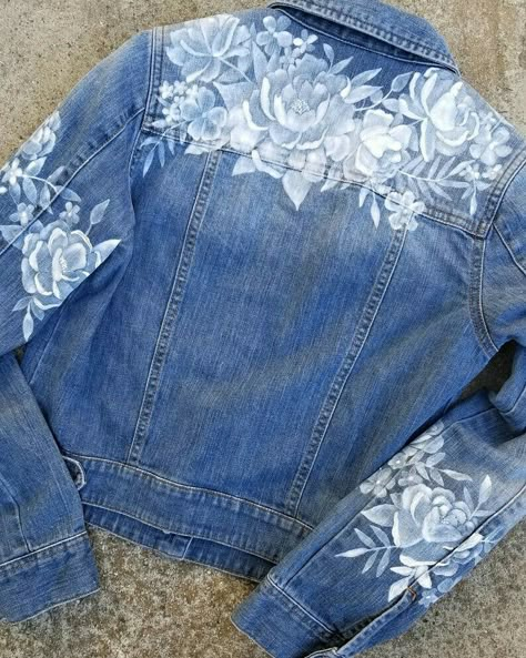 Hand Painted White Flowers Denim Jacket Bride Denim Jacket, Upcycled Denim Jacket, Diy Denim Jacket, Painted Clothes Diy, Hand Painted Denim Jacket, Embellished Denim Jacket, Jeans Ideas, Custom Denim Jacket, Upcycle Clothes Diy