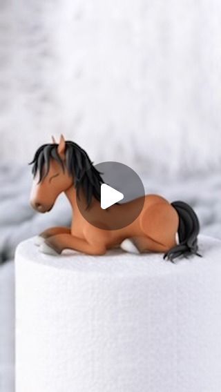 Horse Fondant Tutorial, Horse Template Free Printable, Horse Cake Ideas, Gingerbread Farm, Rocking Horse Cake, Fondant Horse, Horse Tutorial, Horse Cakes, Clay Horse