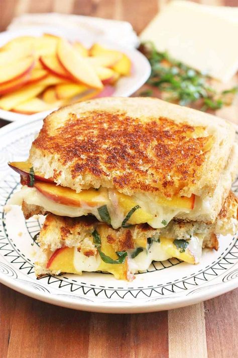 Basil Grilled Cheese, Brie Grilled Cheese, Grilled Chicken Sandwich Recipes, Peach Basil, Grilled Cheese Sandwich Recipe, Fancy Grilled Cheese, Savoury Slice, Cheese Sandwich Recipe, Grill Sandwich