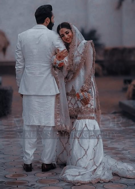 Nikah Shoot Ideas, Pakistani Wedding Shoot Couple, Nikkah Pictures Photo Ideas, Pakistani Wedding Photography Poses, Nikkah Shoot Poses, Nikah Poses For Couple, Nikkah Couple Poses, Pakistani Wedding Poses, Nikkah Poses Couple