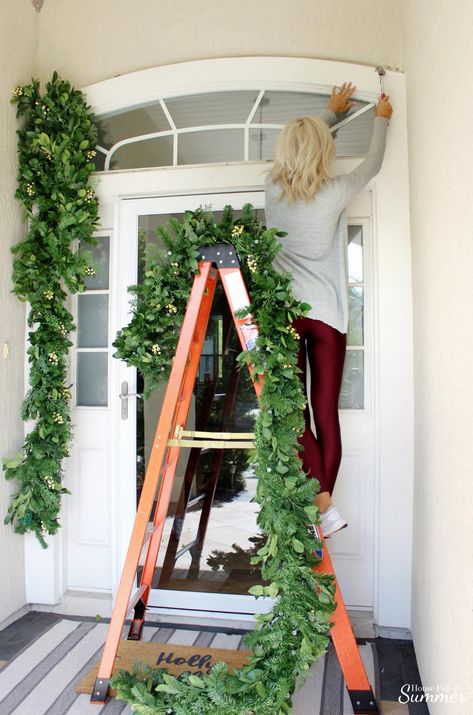 How to Decorate Your Porch for Christmas in a Warm Climate Desert Christmas Decor, Christmas Outdoor Garland, Christmas In The South, Exterior Christmas Decorations, Desert Christmas, Porch Garland, Garden Christmas Decor, Decorate House, Outdoor Christmas Diy