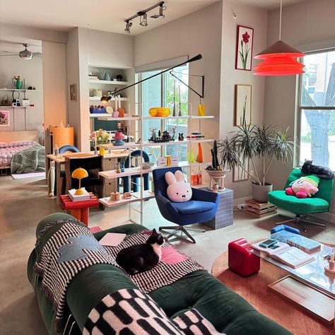 Loi Doan | happy monday… | Instagram Colorful Loft Apartment, Cute Appartement, Living Room Colourful, Artsy Interior Design, Eclectic Studio, Cute Rooms, Room Aesthetic Ideas, Colourful Room, Home Lamp