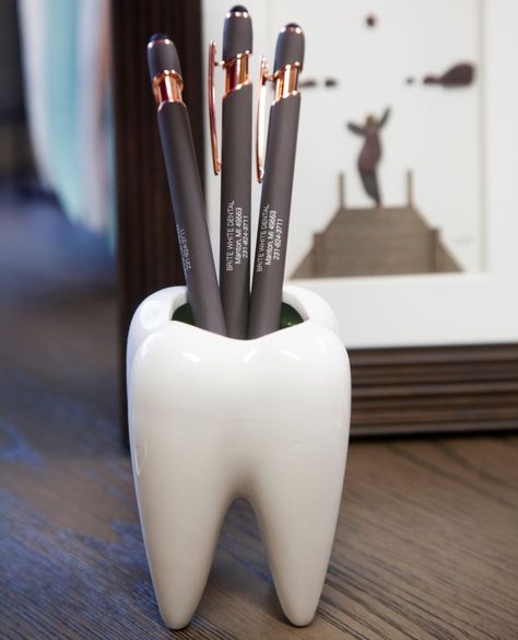 Dentist Decoration Ideas, Dentist Vibes, Cool Dentist Office, Dental Instruments Art, Dentist Gift Ideas, Dentist Accessories, Dental Furniture, Tooth Decor, Dental Decor