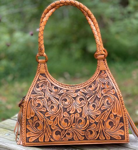 https://www.instagram.com/p/CVb2XchMjoV/?utm_medium=share_sheet Hand Tooled Leather Handbags, Tooled Leather Handbags, Handmade Leather Purse, Tooled Leather Bag, Tooled Leather Purse, Leather Ideas, Hand Tooled Leather, Black Leather Purse, Tool Bag