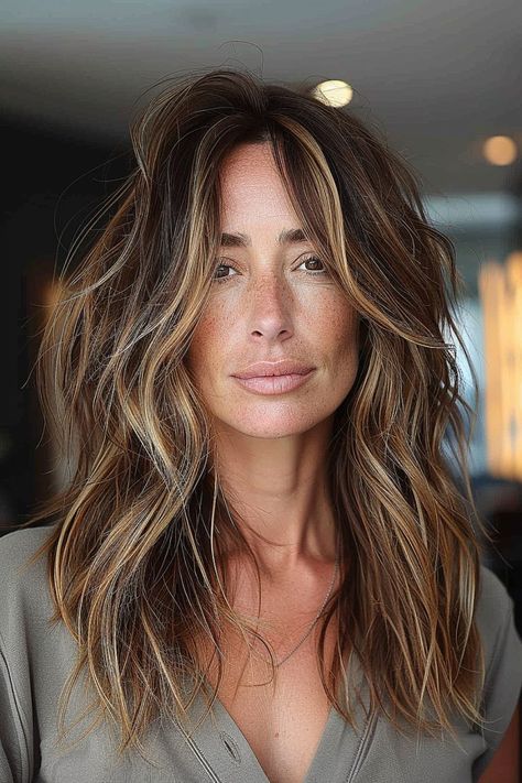 Long hair with shaggy layers and natural-looking highlights for a dynamic style. Long Layers For Medium Hair, Womens Mid Length Hairstyles, Shaggy Mid Length Hair, Shaggy Haircuts Medium, Hair Balayage Brunette, Angelic Hair, Shaggy Layers, Embrace Messy Hair, Eva Hair