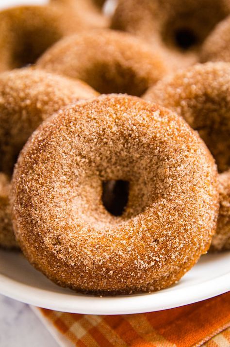 Baked Donut Recipe, Pumpkin Donuts Recipe, Pumpkin Donut, Doughnut Recipe Easy, Baked Donut, Homemade Donuts Recipe, Baked Donut Recipes, Pumpkin Spice Donut, Donut Recipe