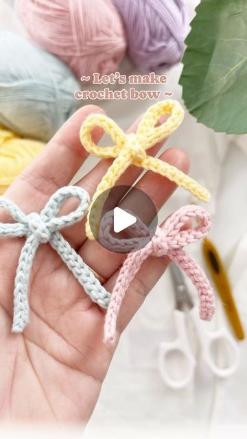 How To Make A Bow With Yarn, How To Crochet A Bow, Cordon Crochet, Crochet Bow, Crochet T Shirts, Crochet Cord, Crochet Bows, Crochet Rope, I Cord