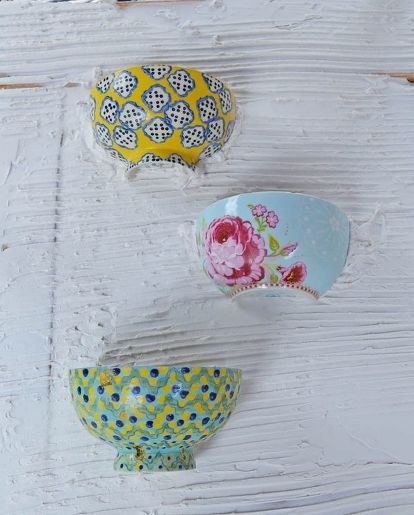 It's so easy to do! Tea Cup Mosaic, Broken Cups Diy Ideas, Broken Plates Ideas, Diy Containers, Mosaic Tutorial, Upcycled Planter, Mosaic Planters, Diy Mosaic, Hanging Flower Baskets