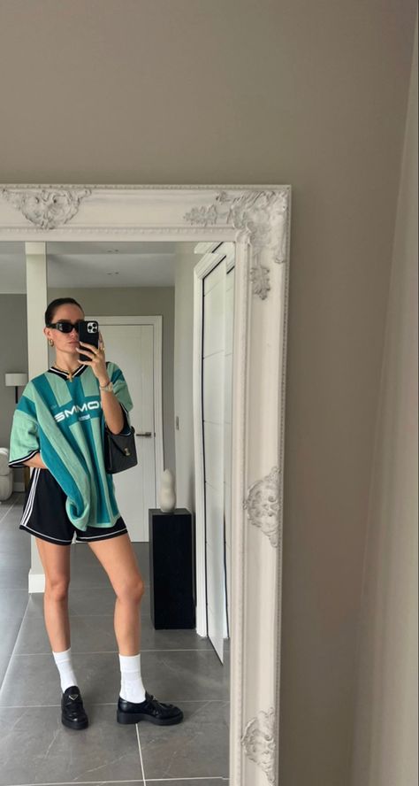 ig: lissyroddyy Sport Tshirt Outfits, Sporty Chic Outfits Summer, Zoo Outfit Ideas, Fashion Outfits Summer, Sporty Street Style, Sporty Aesthetic, 2024 Outfits, Looks Street Style, Fashion Killa