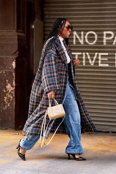 These 6 Trends Were Everywhere During New York Fashion Week | Who What Wear Notorious Kia Style, Teyana Taylor Outfits, Minimalist Style Fashion, Street Vibes, Fall Fashion Week, Street Style Fall Winter, New York Fashion Week Street Style, City Fashion, Street Style Edgy