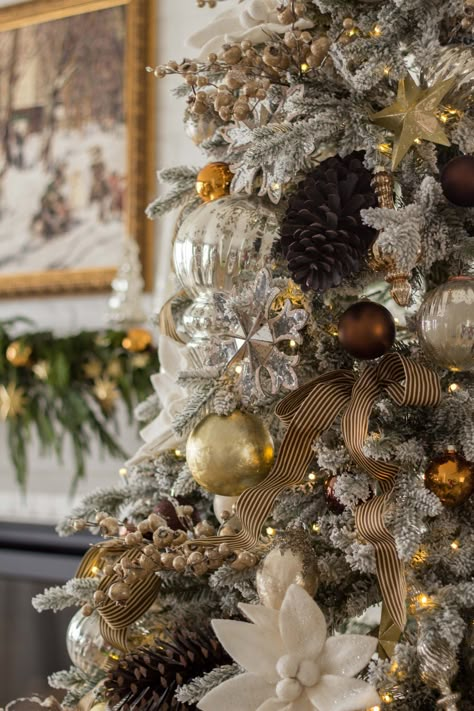 Gray And Gold Christmas Decor, Gold Decorated Christmas Trees Ideas, Transitional Christmas Tree Ideas, Bronze Christmas Tree Decorations, Masculine Christmas Tree Ideas, Green Brown And Gold Christmas Tree, Mixed Metals Christmas Tree, Bronze And Gold Christmas Tree, Mixed Metal Christmas Tree