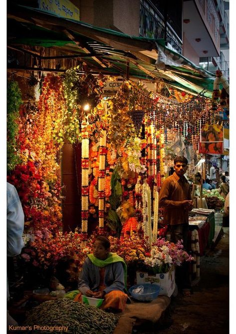 Colorful Indian market Diwali Decoration Lights, Balloons And Flowers, India Street, Indian Subcontinent, Amazing India, Imam Hussain Wallpapers, India Inspired, Street Vendors, Indian Flowers