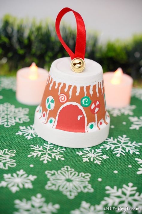 Flower Pot Gingerbread House Winter Craft is a great way to upcycle a clay pot and add fun Christmas decor to your mantle! #gingerbreadhouse #flowerpotcraft #claypotcraft #christmascraft #diychristmas #christmasdecor #holidaydecorations Terracotta Pot Ornaments, Small Clay Pot Crafts Christmas Gifts, Mini Flower Pot Crafts, Clay Pot Christmas Crafts, Christmas Flower Pots, Christmas Flower Decorations, Terra Cotta Pot Crafts Diy, Gingerbread Christmas Decor, Terra Cotta Pot Crafts