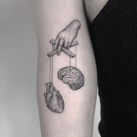 What a great image Over Heart Tattoo, Real Heart Tattoos, Realistic Heart Tattoo, Anatomical Tattoos, Heart Anatomical, Brain Tattoo, Anatomical Heart Tattoo, Heart And Brain, Dot Tattoos