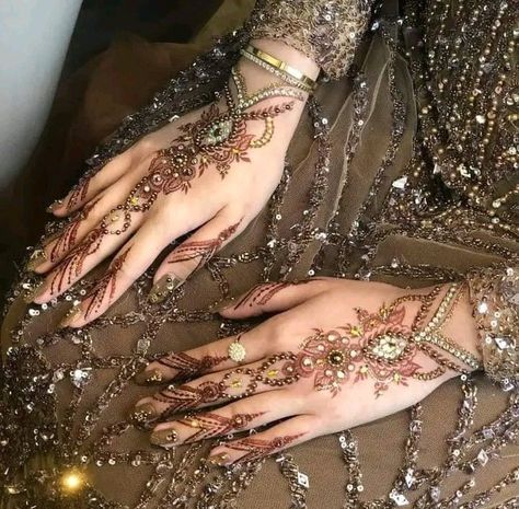 Henna Wedding Maroon, Henna Wedding Simple, Hena Pengantin, Henna Nikah, Henna Maroon, Henna Pengantin, White Henna Designs, Wedding Henna Designs, Acrylic Nails Ideas