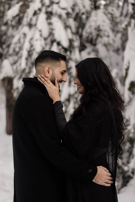 Manali Photography Couple, Pre Wedding In Snow, Black Saree Couple Photoshoot, Winter Pre Wedding Photoshoot, Saree Couple Photoshoot, Couple Winter Photoshoot, Pre Wedding Photoshoot India, Saree Couple, Proposal Shoot